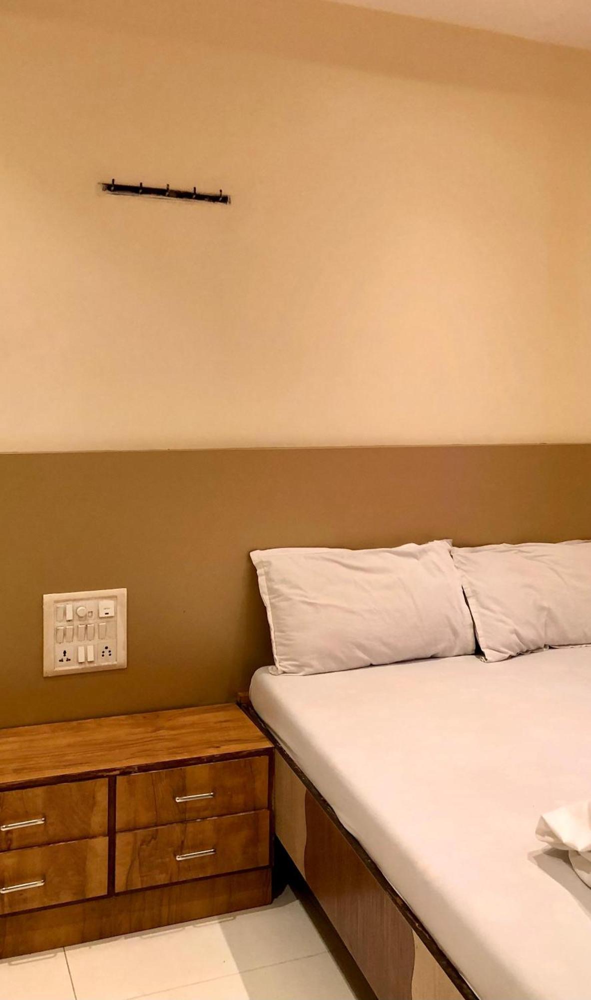 Hotel Volga 2 Мумбай Екстериор снимка